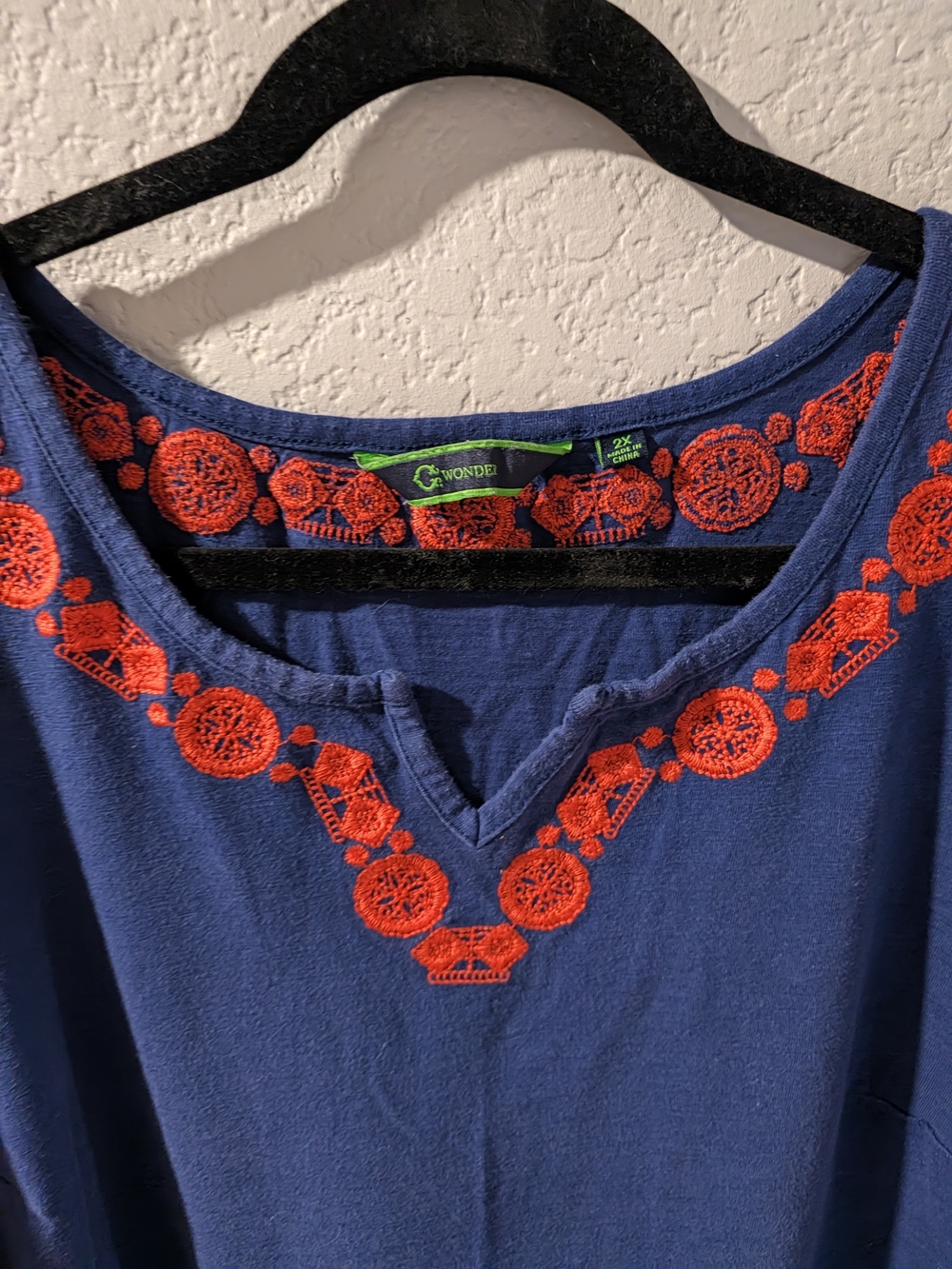 C Wonder Navy Women’s Embroidered V-Neck Top with Red Accents Sz 2X